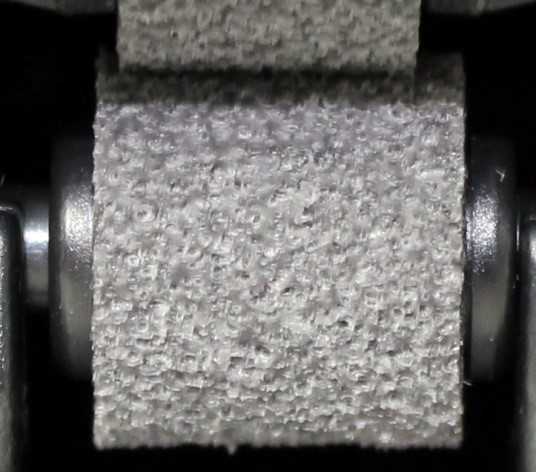 Контактирующие полимерные бумаговыводящие пористые ролики, имеющие поверхность с микроворсом
